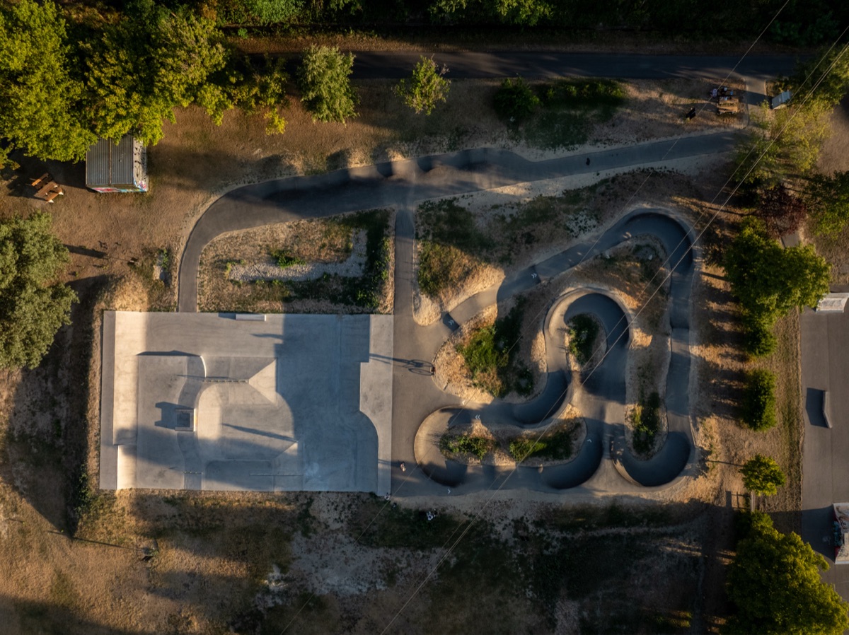 Luftaufnahme des neuen Skateparks und Pump Tracks am Schwarzen Platz