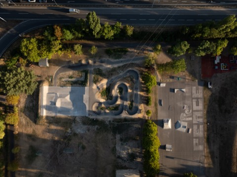 Luftaufnahme des Schwarzen Platzes in Krems mit neuem und altem Bereich sowie einer Schnellstraße im Hintergrund.