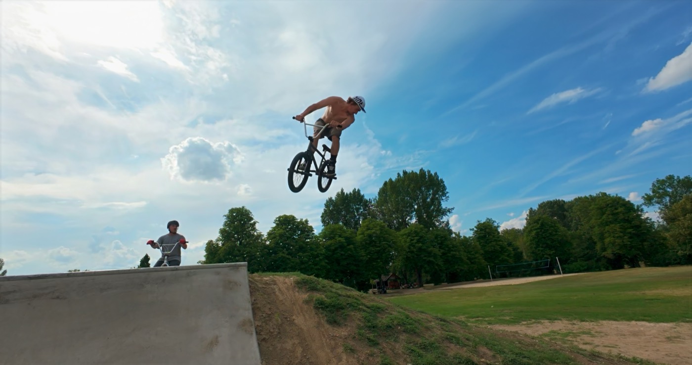 BMX-Fahrer hoch in der Luft über einer Rampe