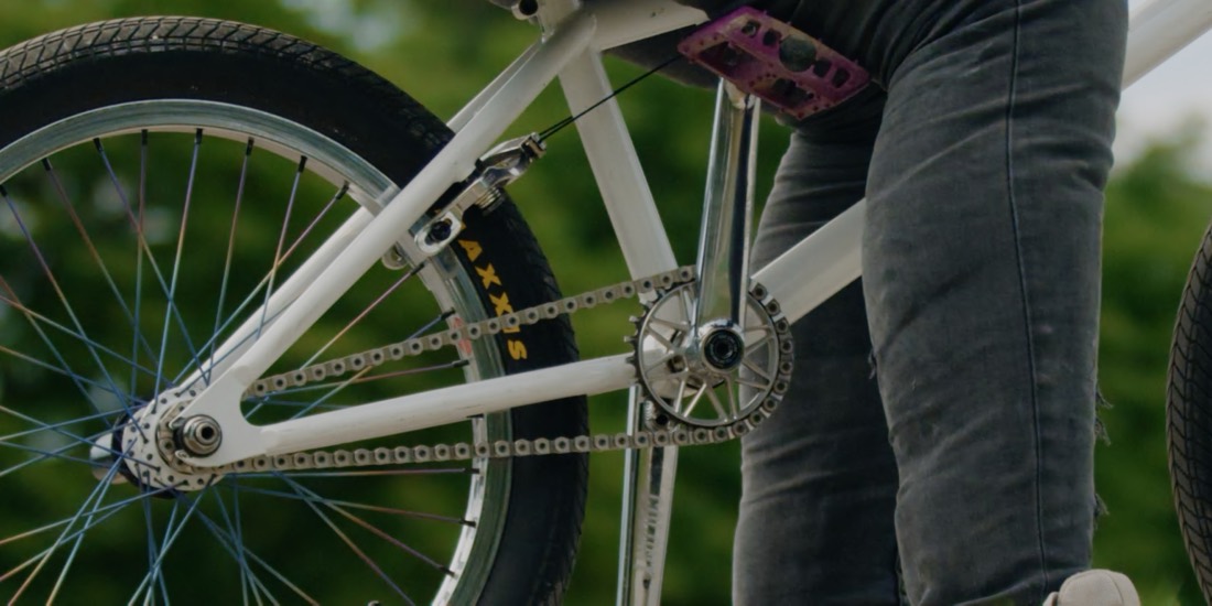 Nahaufnahme von Kettenblatt und Kette eines weißen BMX-Rads