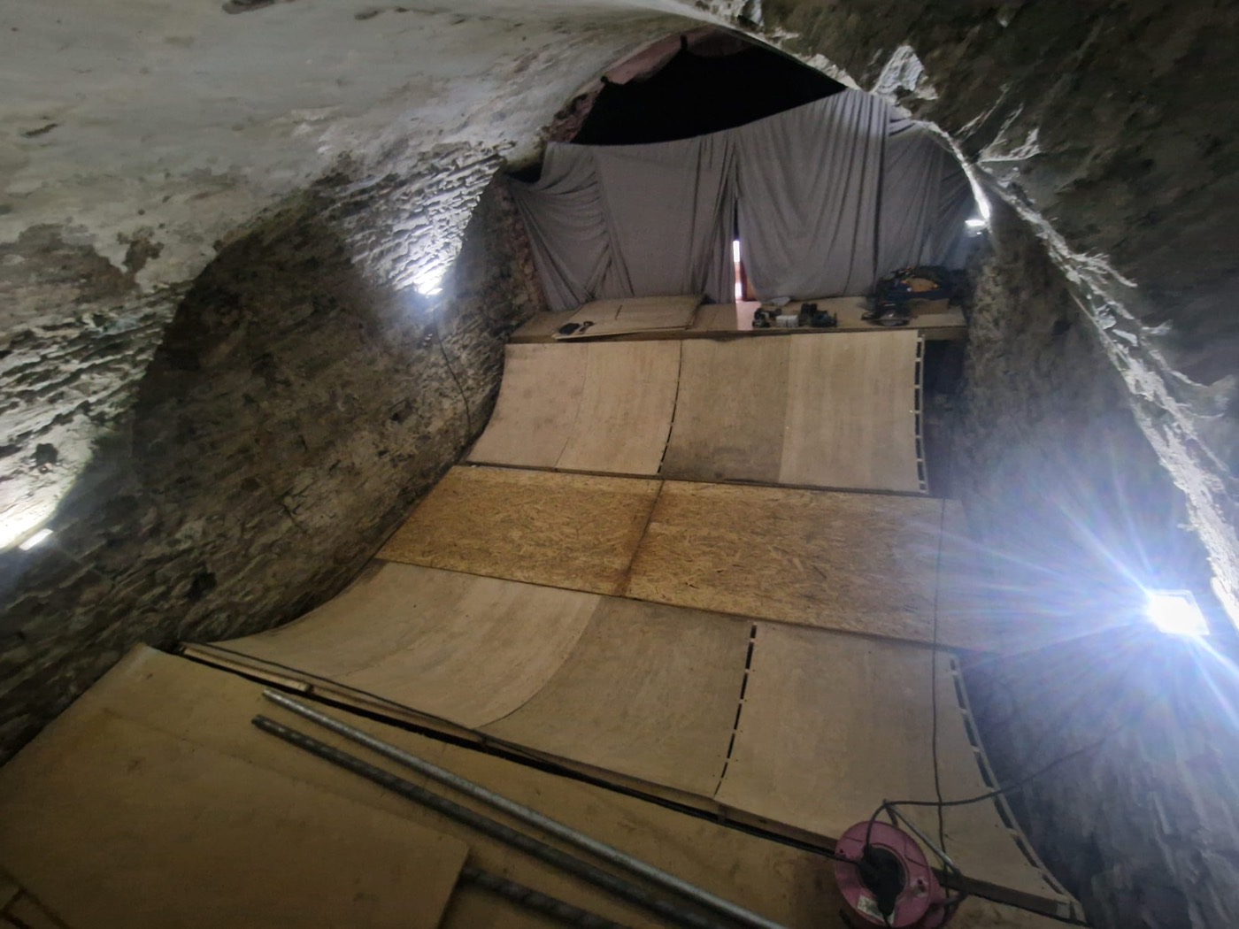 Die fertige Miniramp im Keller mit Sperrholzfläche