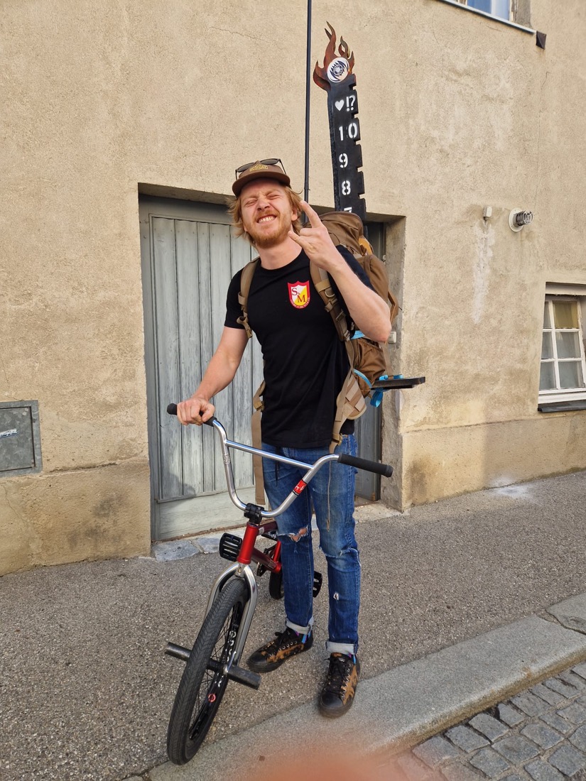 Vereinsmitglied mit BMX-Rad vor einem Haus in Krems